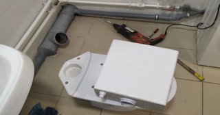 Установка напольного унитаза в Назрани: монтаж под ключ от СантехДомНзр от 5270 рублей.